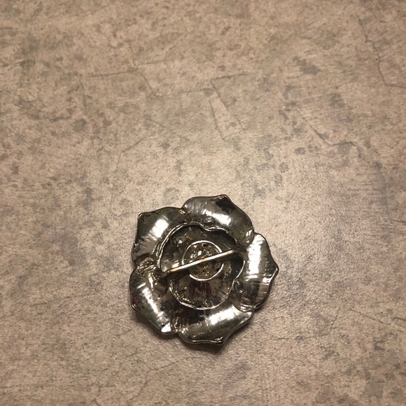 Silver Rhinestone flower pin - Picture 2 of 3